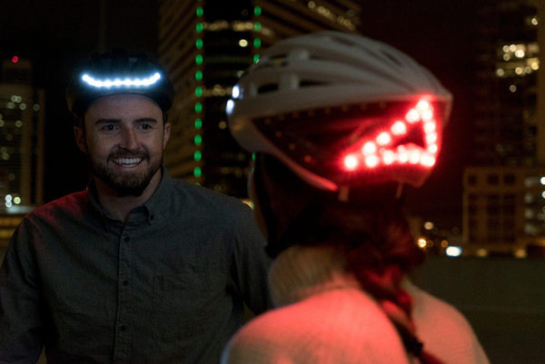 adeptes du vélo de nuit en discussion avec casque lumineux Be Mojoo allumé