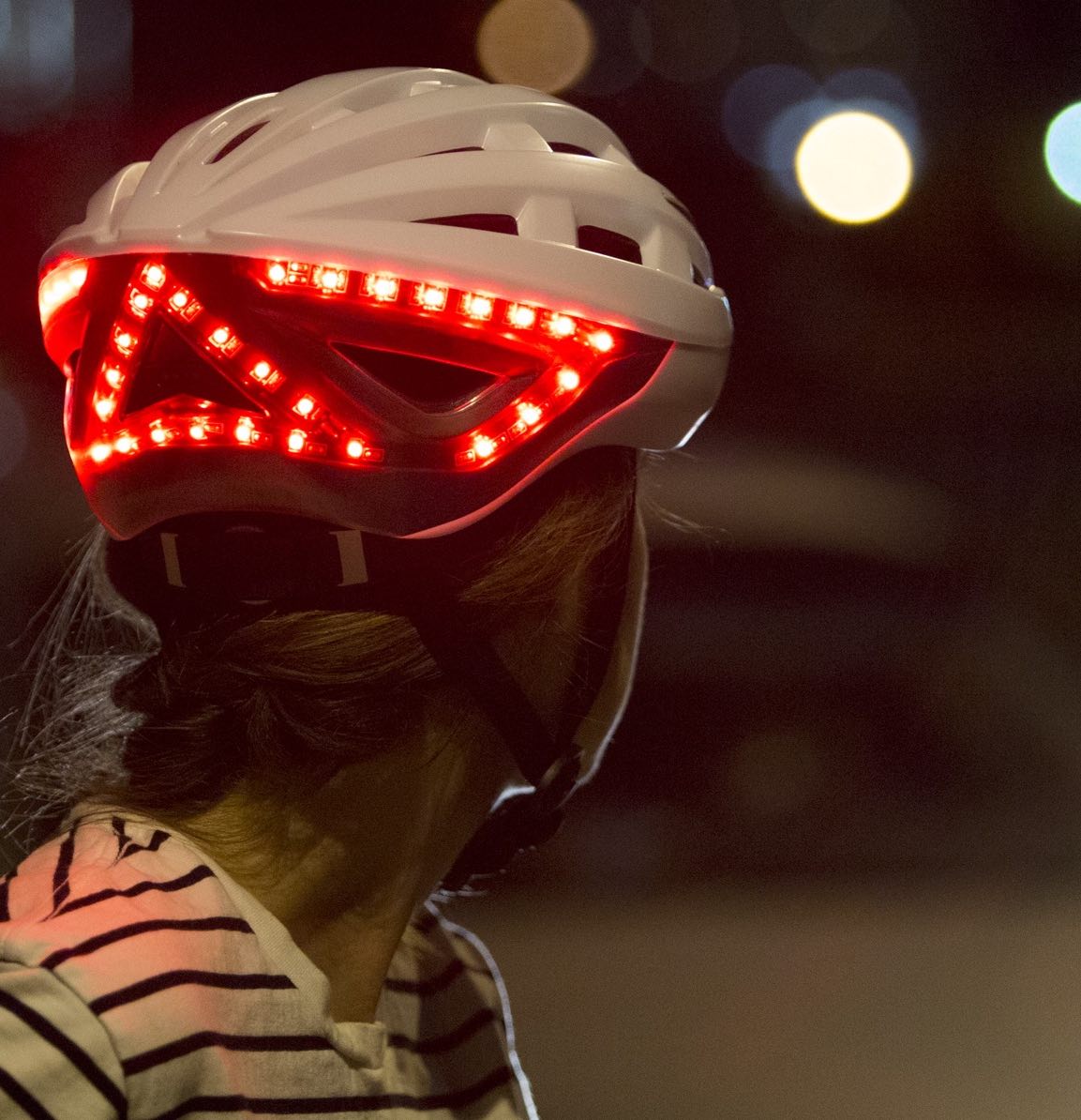 Sécurité à vélo : l'indicateur lumineux connecté pour casque de cycliste  signale changement de direction, chute et plus