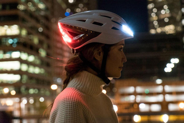 Femme à l'arrêt de nuit avec casque Be Mojoo