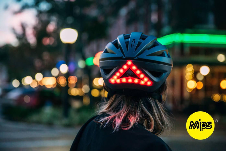 casque lumineux Be Mojoo avec technologie MIPS allumé en vu arrière de nuit