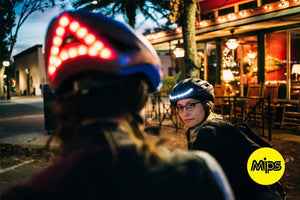 adeptes du vélo à la tombé de la nuit à vélo avec casque lumineux Be Mojoo avec technologie MIPS allumé 